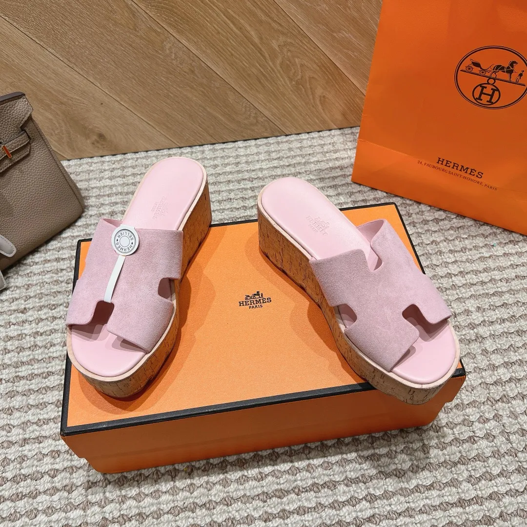 👟👟Ex-factory price 540👟👟 High version of the 2024 spring and summer new HERMES Hermès counter new style. The wedge-heeled Erjiu sandals and slippers, which have been extremely popular recently, are paired with various colorful socks. They are very trendy. Upper: cowhide. Outsole: technological imitation wood sole. Heel height: about 7cm. Size: Female 35-41 (40/41 non-refundable and non-exchangeable)